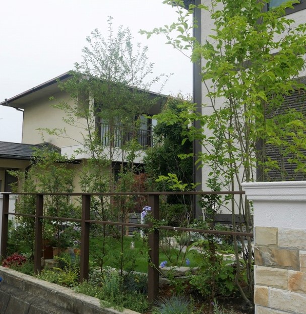 景色に溶け込むオリジナルウッドフェンス お庭づくりのアイデア集 ビスポークガーデンデザイン