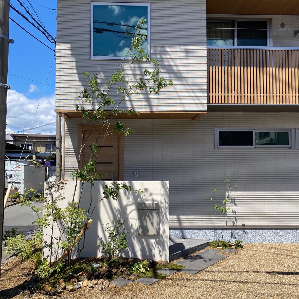 雑木でしつらえた里山風情のエントランス お庭づくりのアイデア集 | ビスポークガーデンデザイン